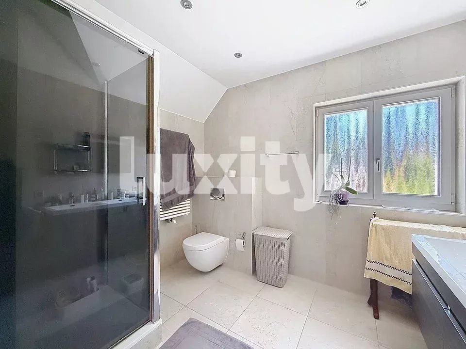 Modernes Badezimmer mit Dusche und Fenster