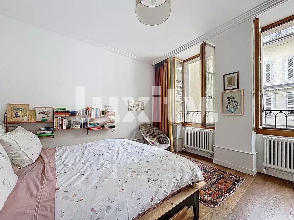 Helles Schlafzimmer mit offenem Fenster