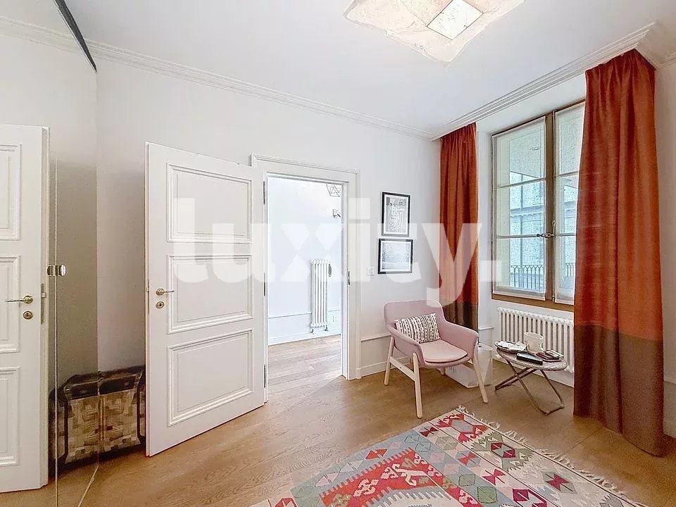 Heller Wohnraum mit Fenster und Sitzbereich