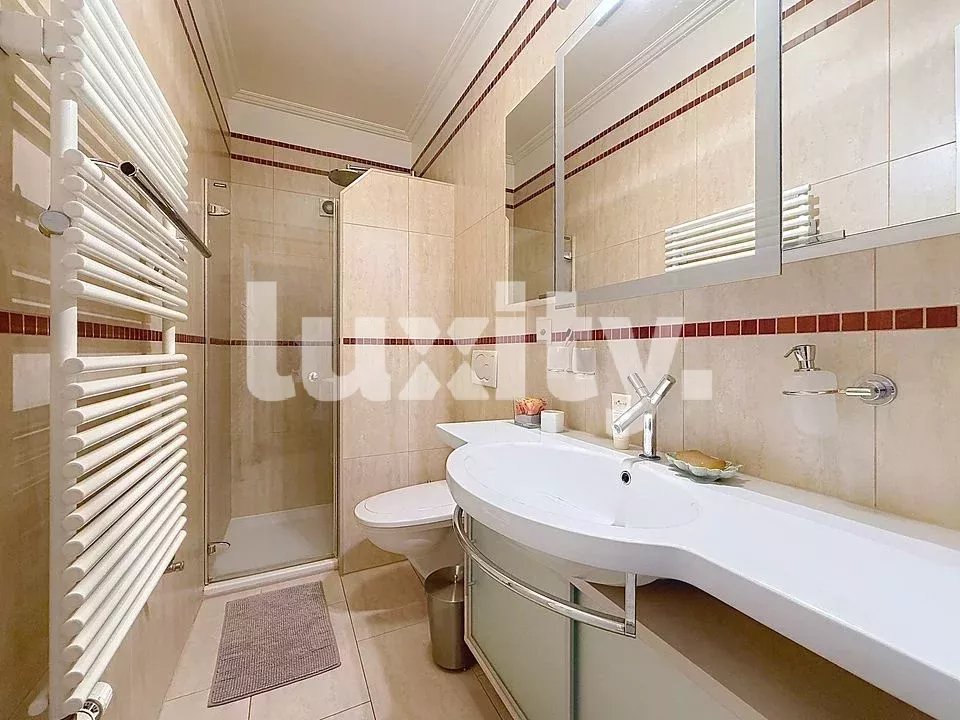 Helles Badezimmer mit Glasdusche und großem Waschtisch