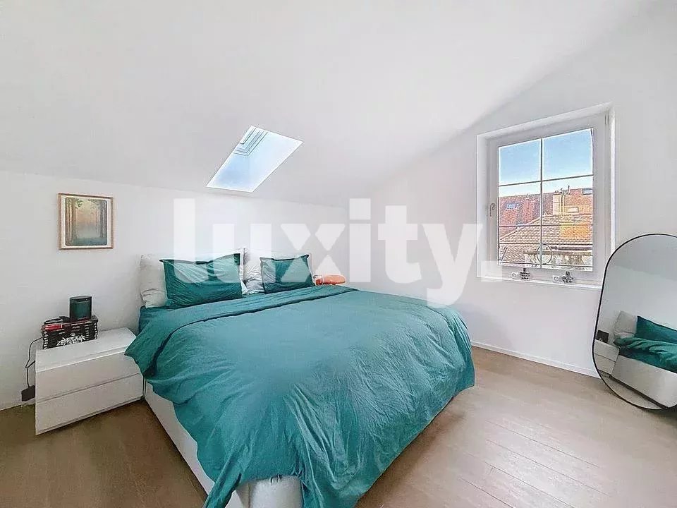 Helles Schlafzimmer mit Dachfenster