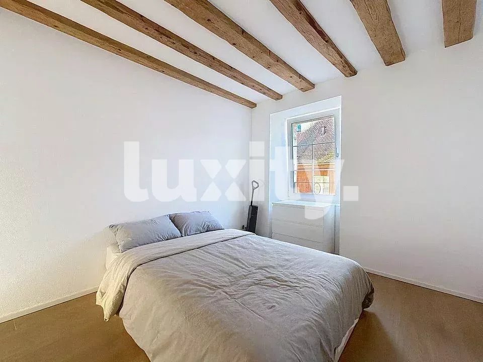 Schlichtes Schlafzimmer mit Holzbalken