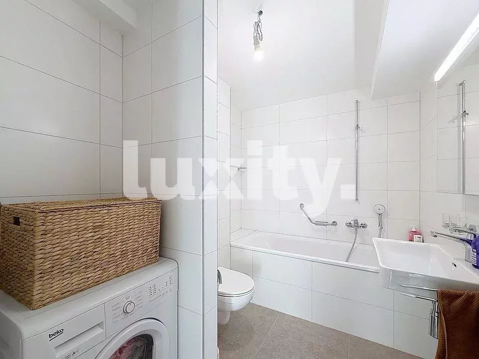 Helles Bad mit Wanne und Waschmaschine