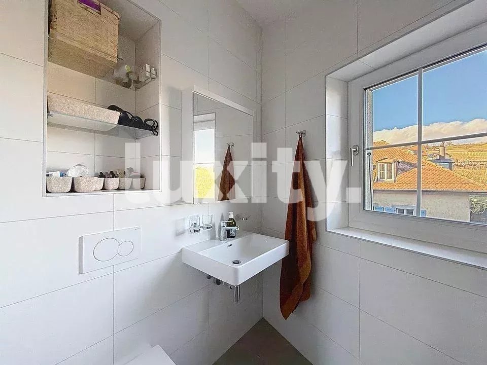 Modernes Badezimmer mit Fenster