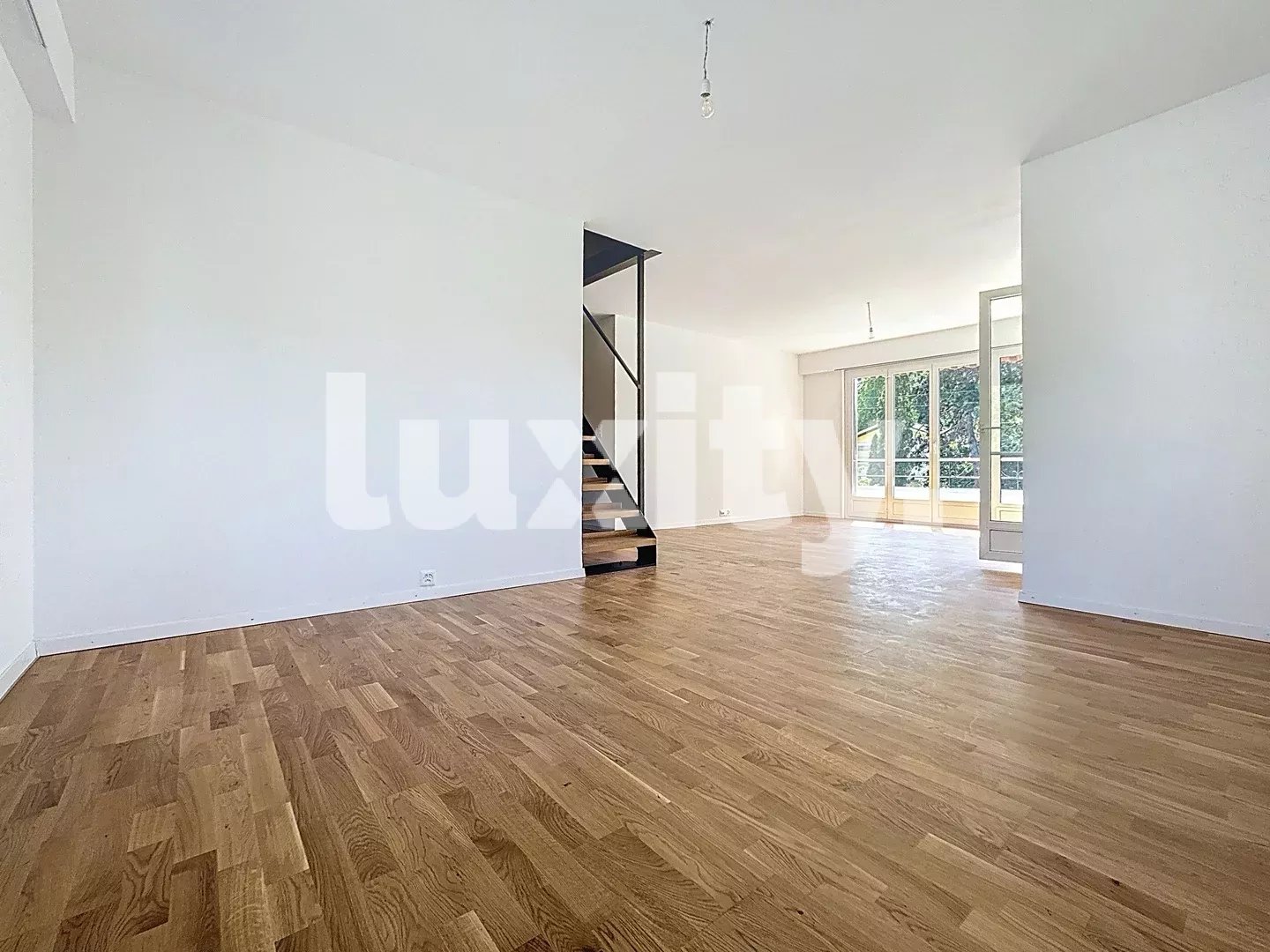 Heller Wohnraum mit Holztreppe