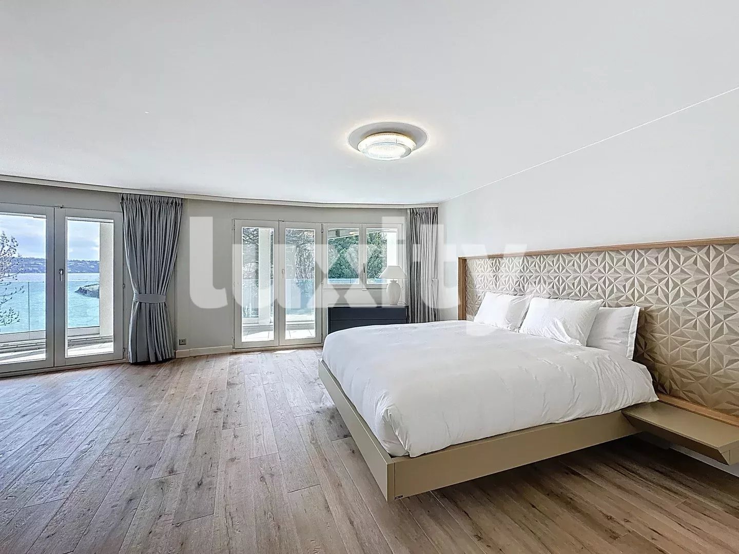 Modernes Schlafzimmer mit Meerblick