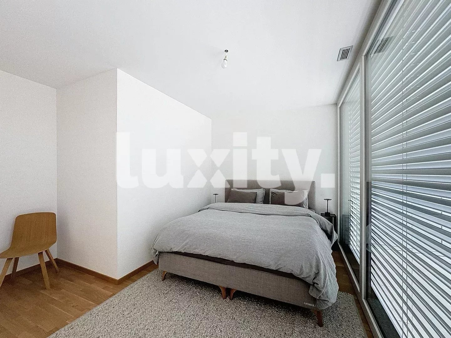 Modernes Schlafzimmer mit großen Fensterfronten