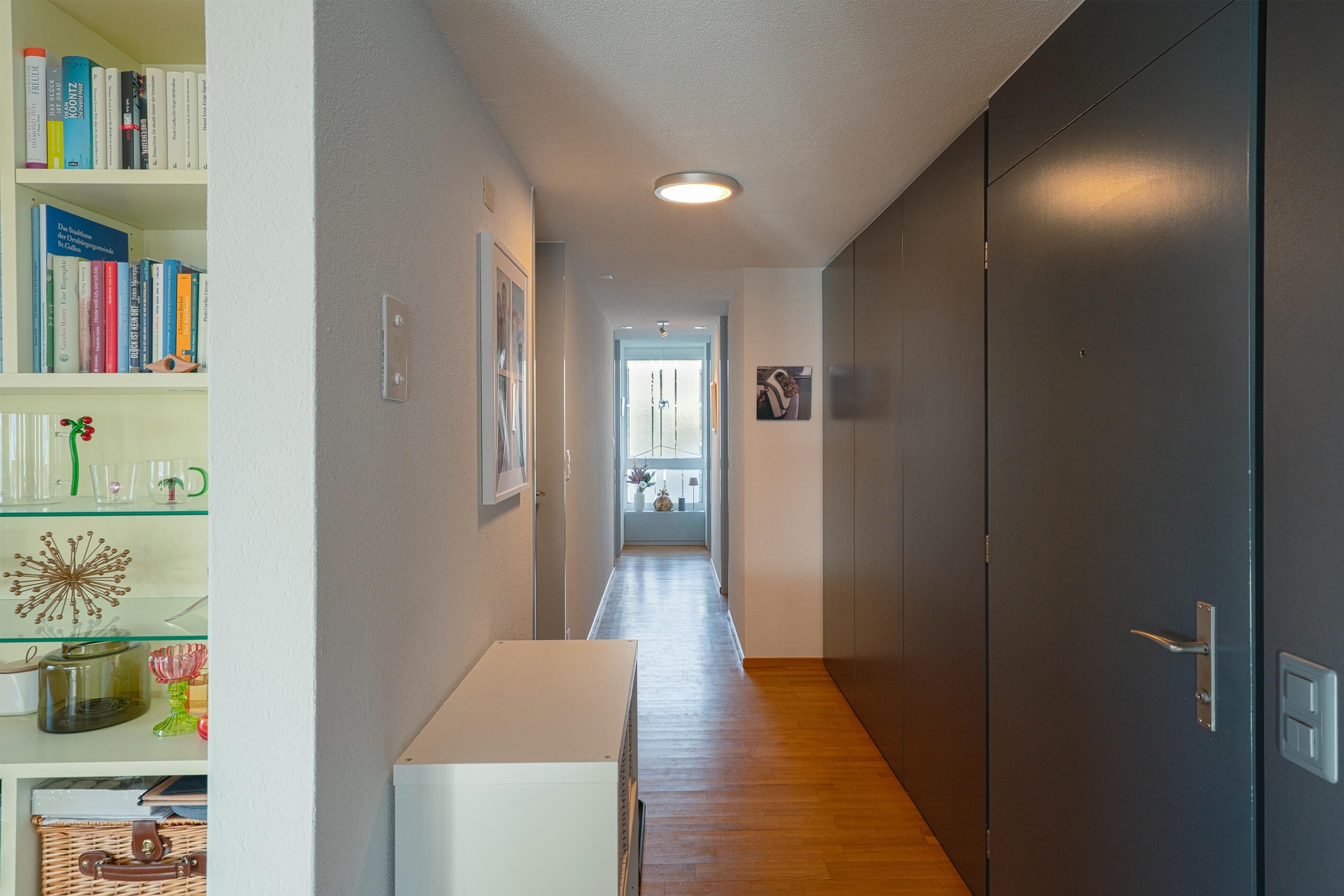 Heller Flur mit Einbauschrank und Regalwand
