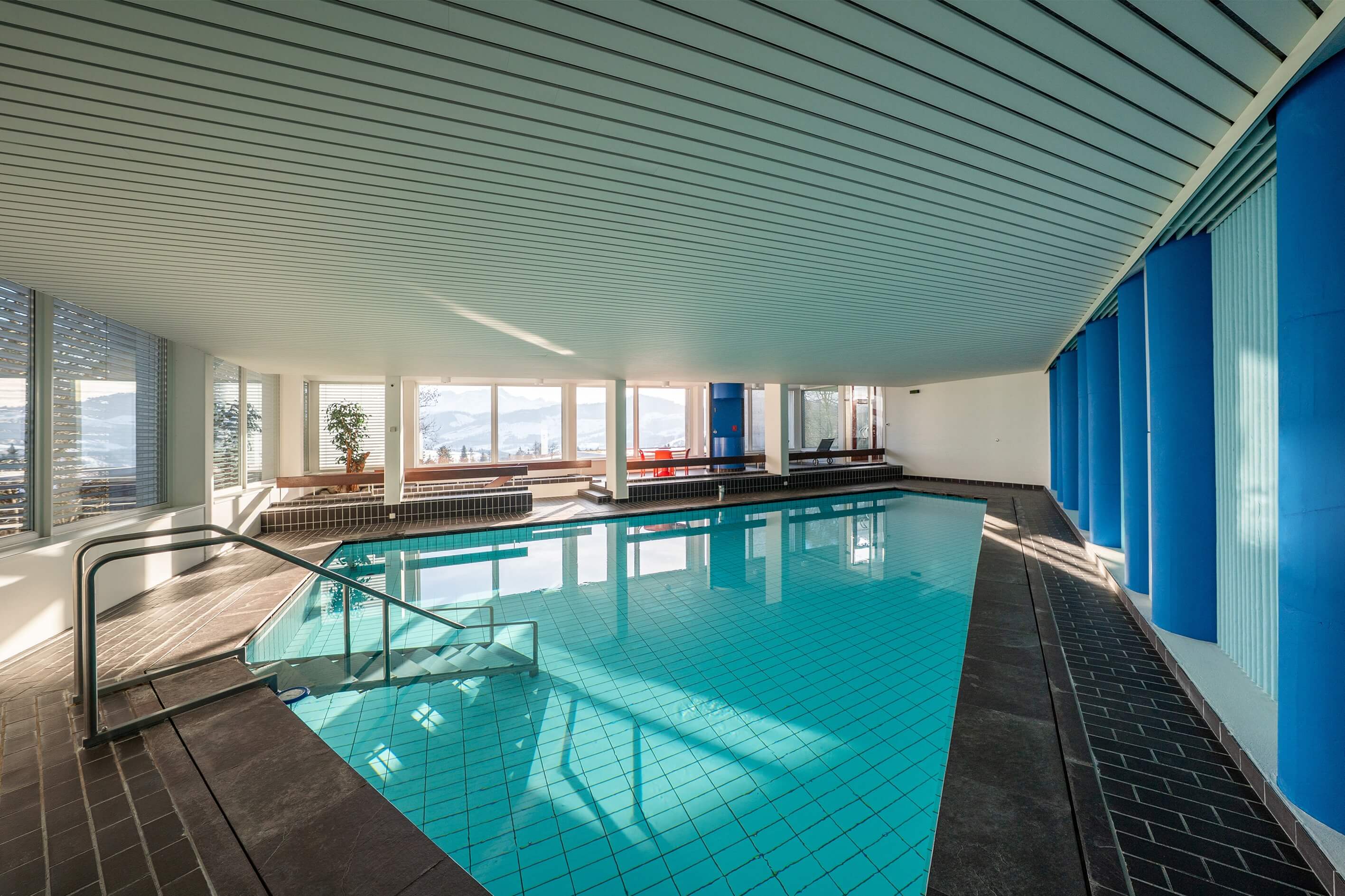 Innenpool mit Bergblick