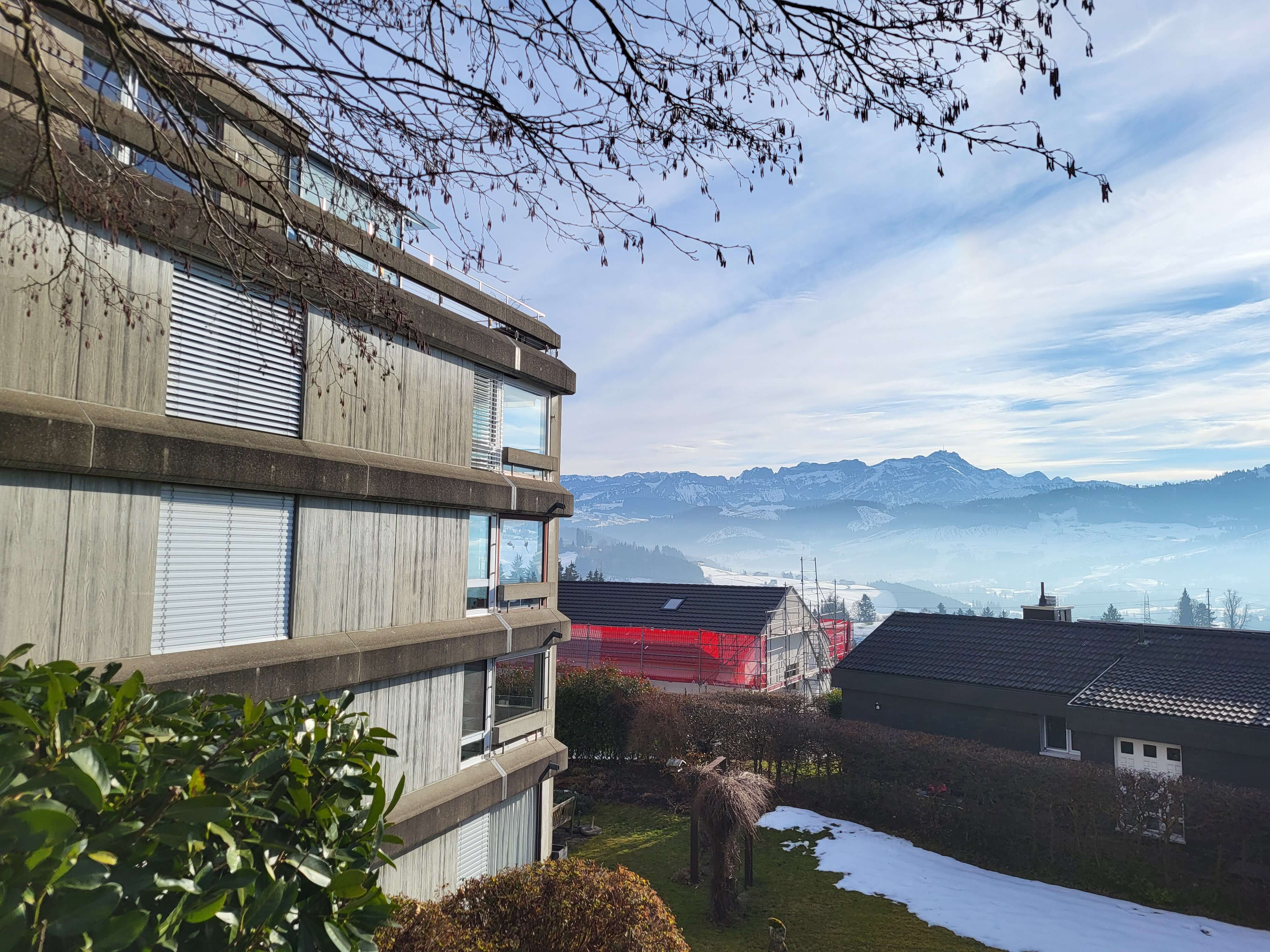 Wohngebäude mit Bergblick