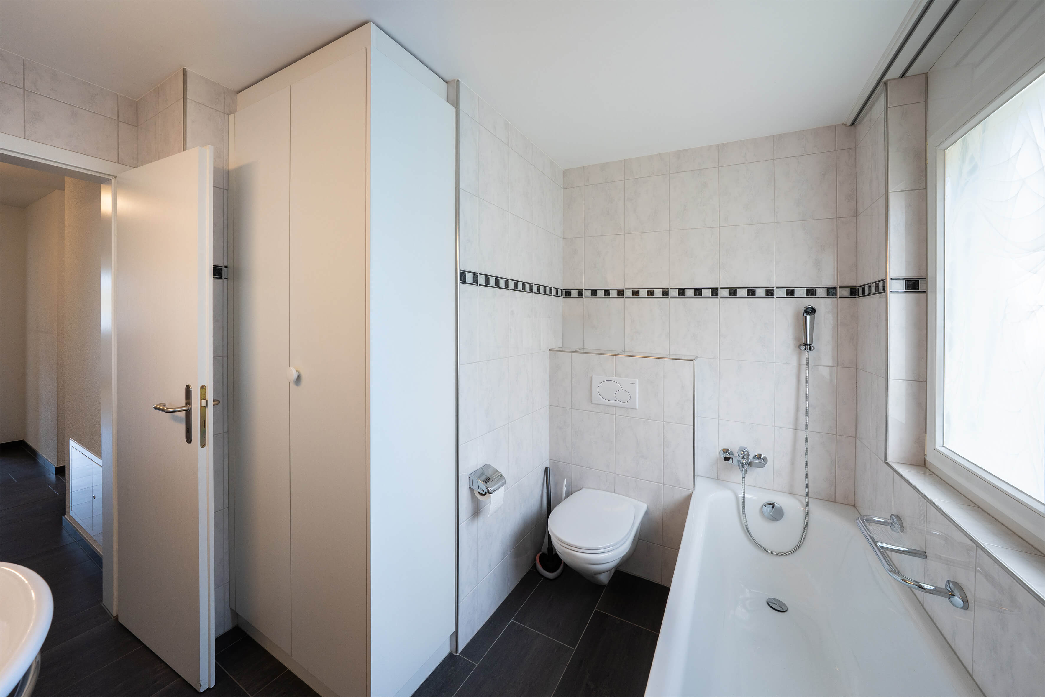 Modernes Badezimmer mit Badewanne und WC