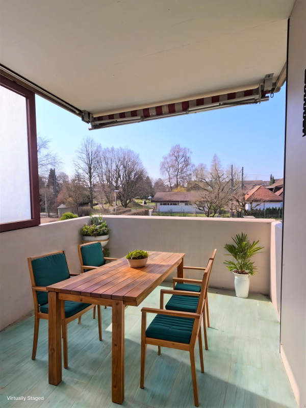 Überdachter Balkon mit Essplatz