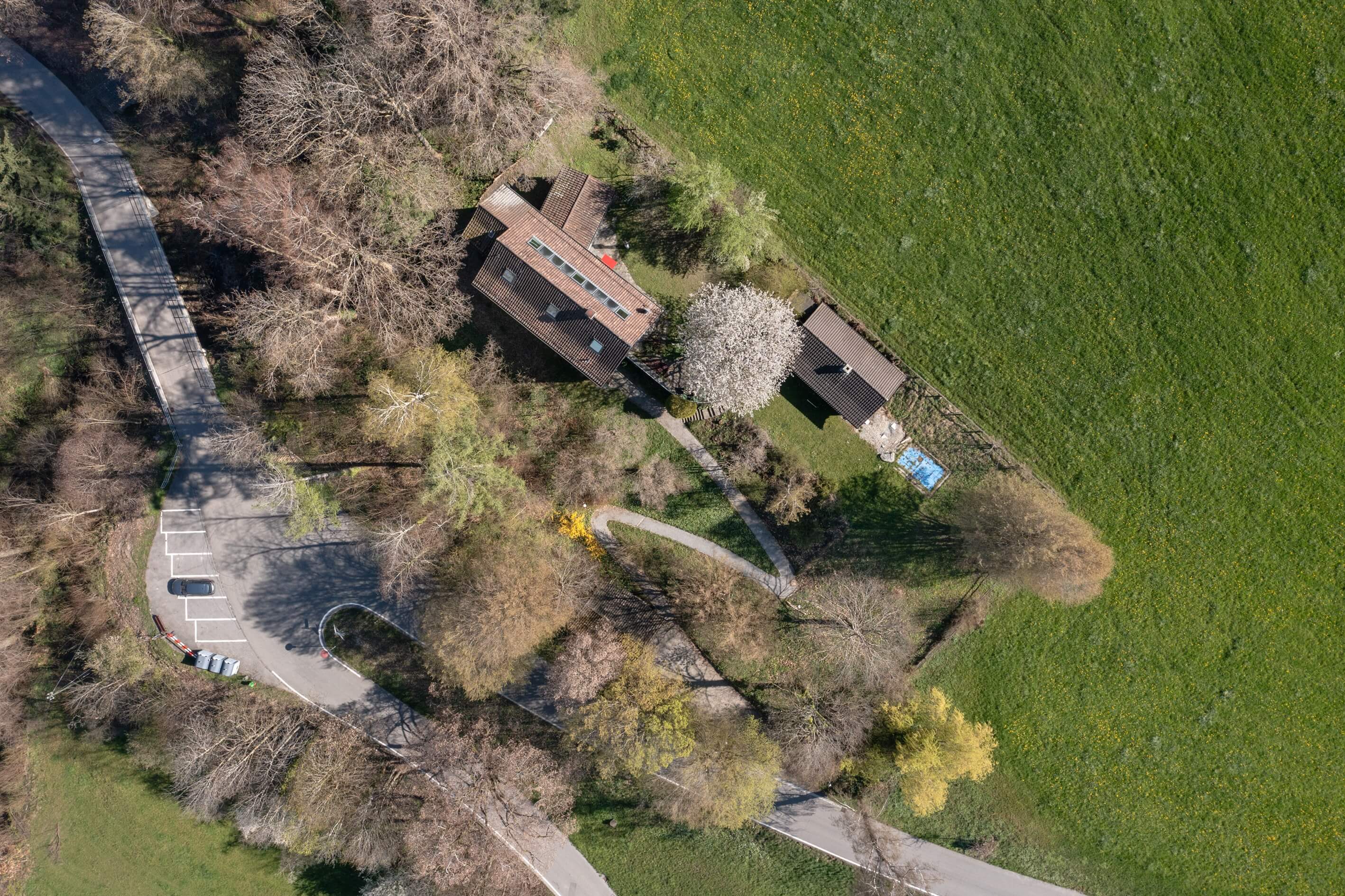 Luftaufnahme eines Hauses in grüner Umgebung