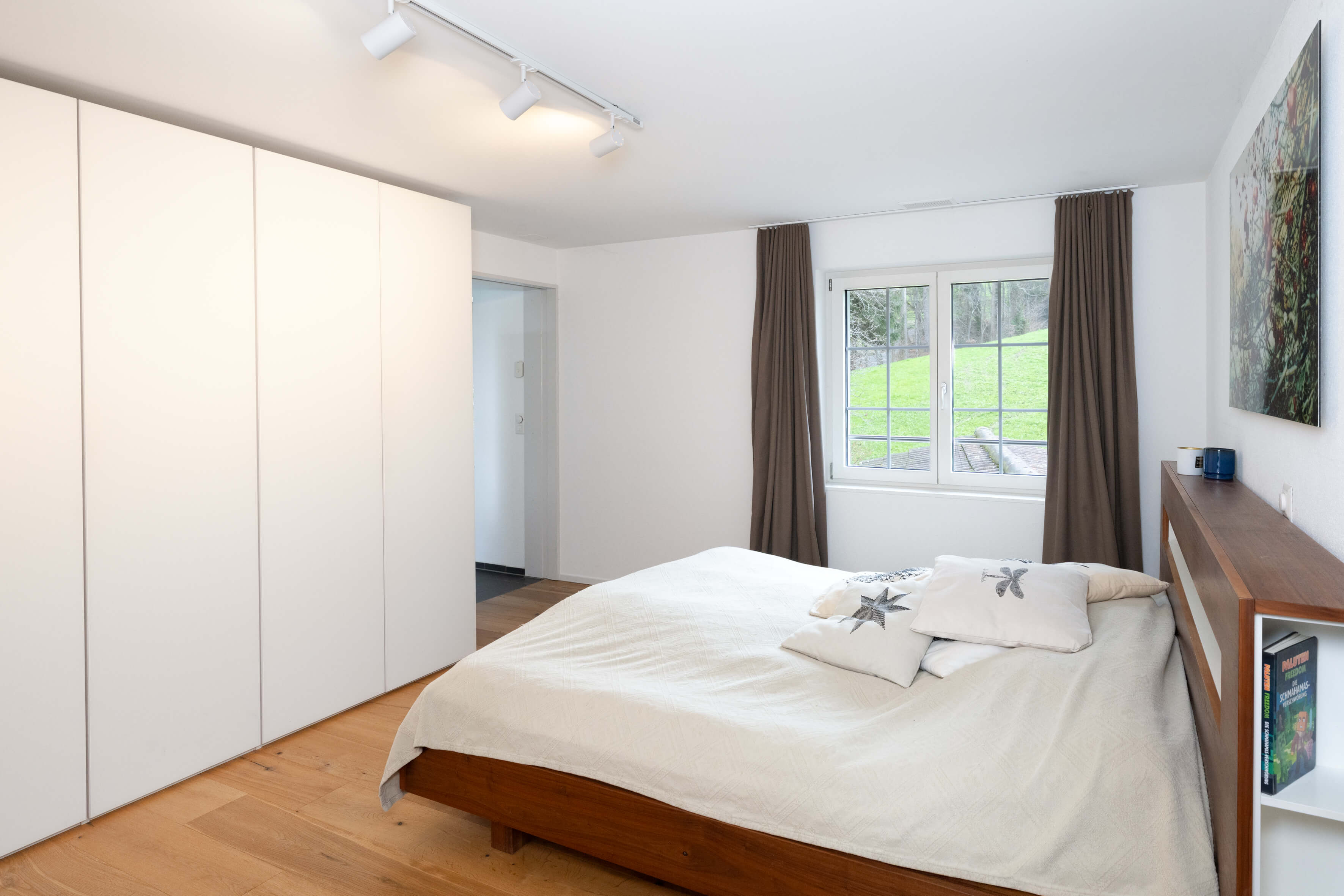 Helles Schlafzimmer mit Blick ins Grüne