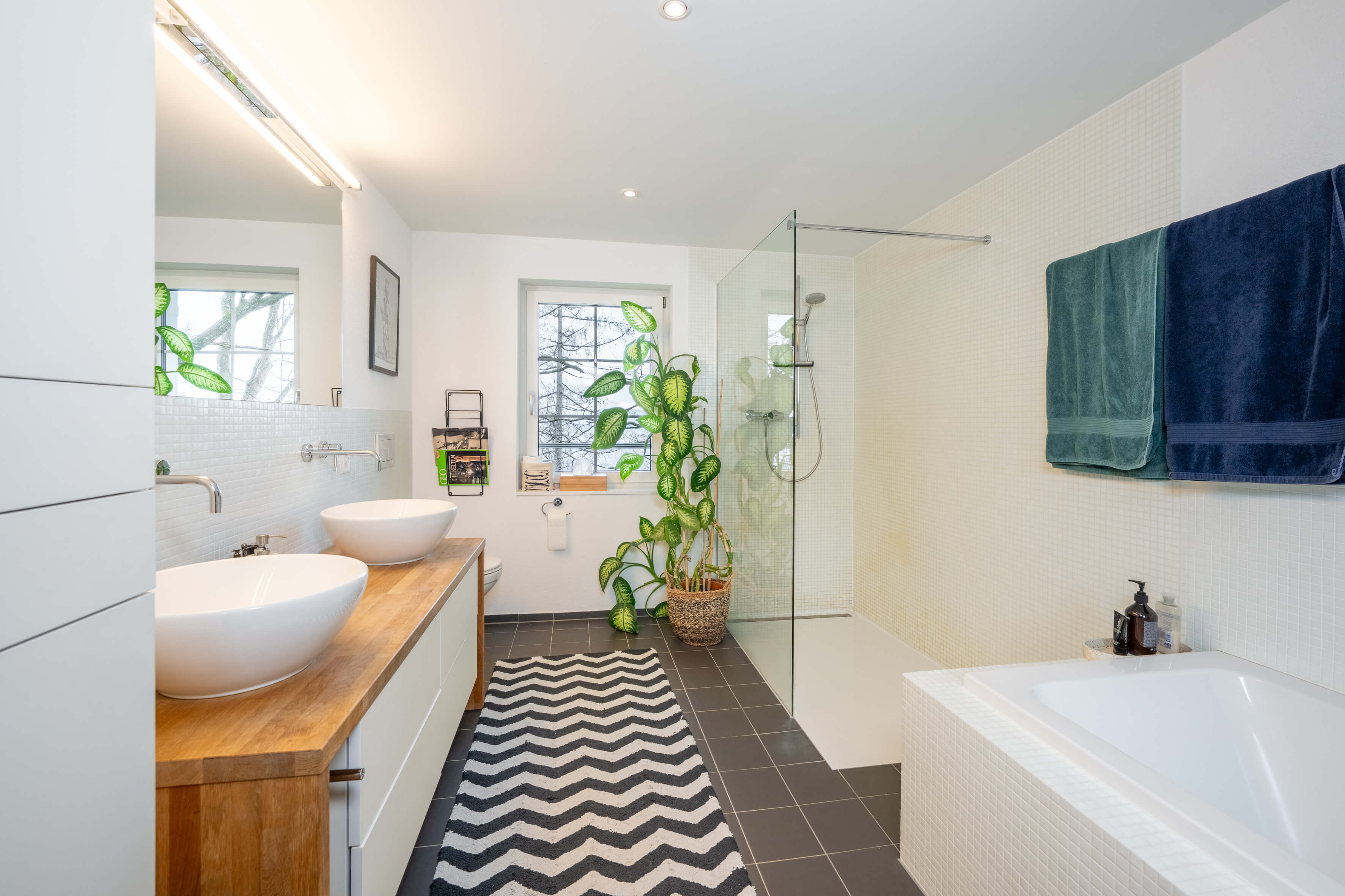 Modernes Badezimmer mit Doppelwaschtisch und Badewanne