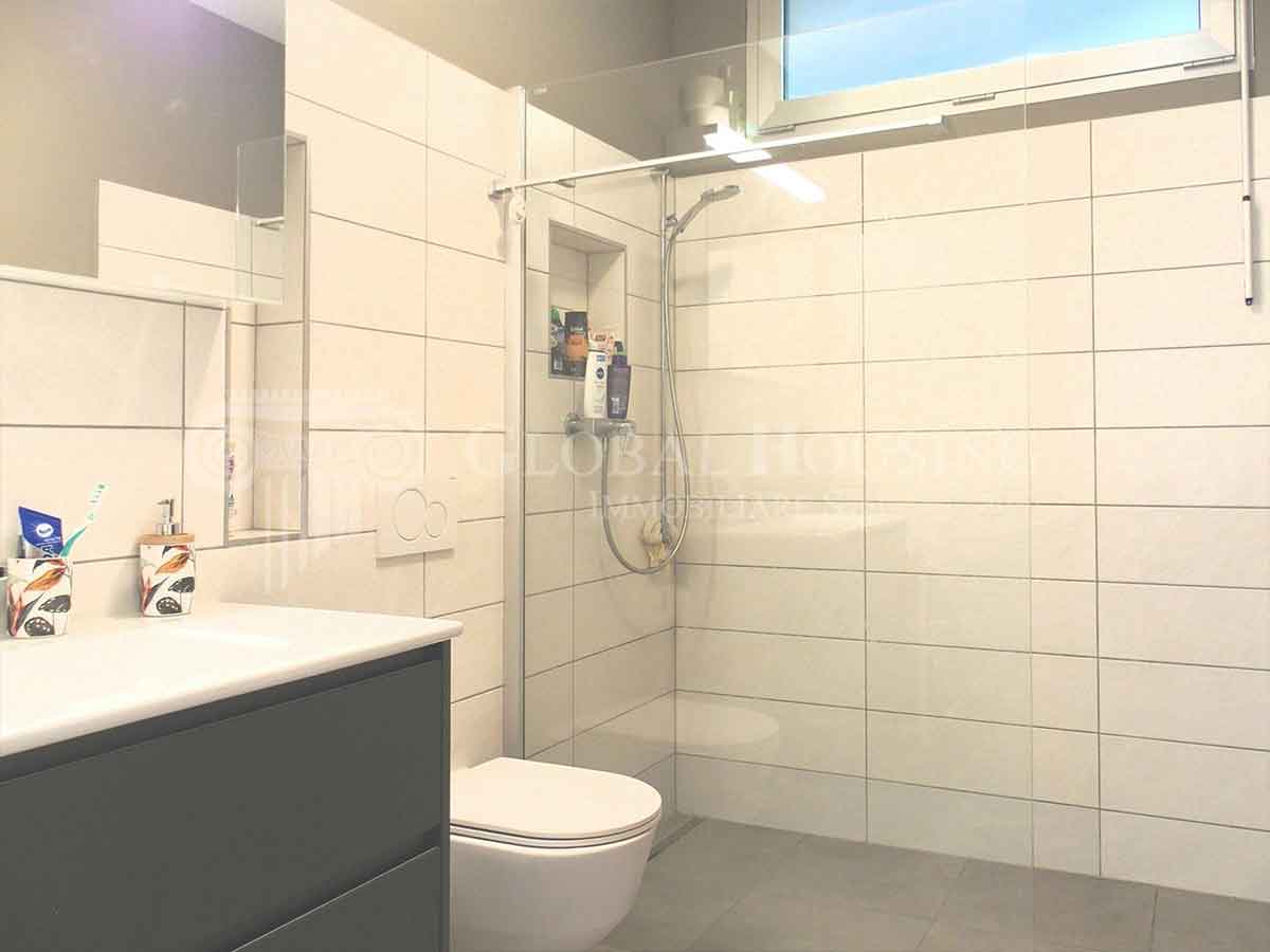 Modernes Badezimmer mit Walk-in-Dusche