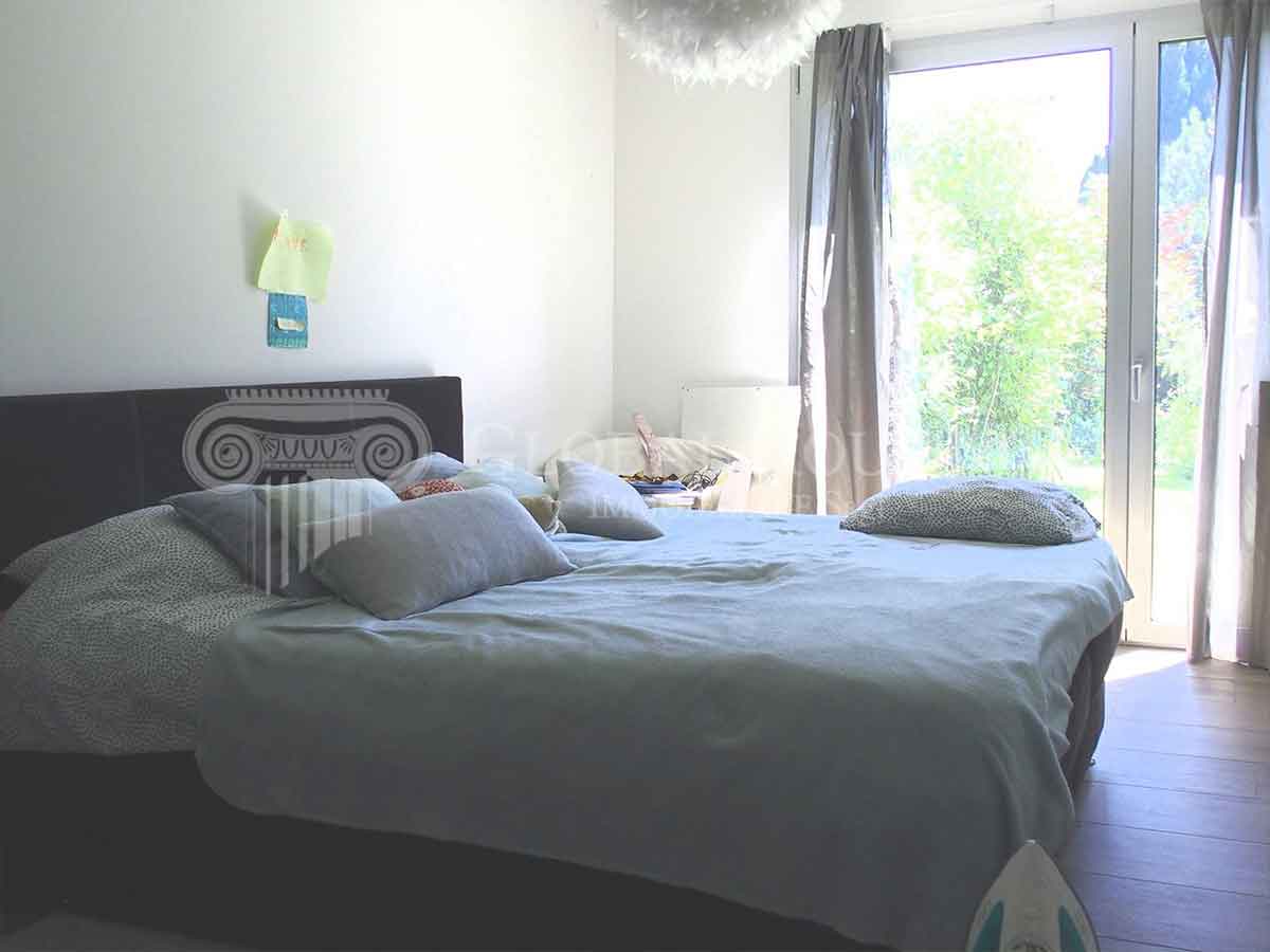 Helles Schlafzimmer mit Bett am Fenster