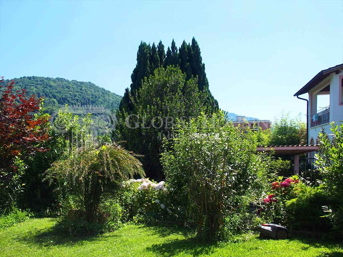 Garten mit Bergblick