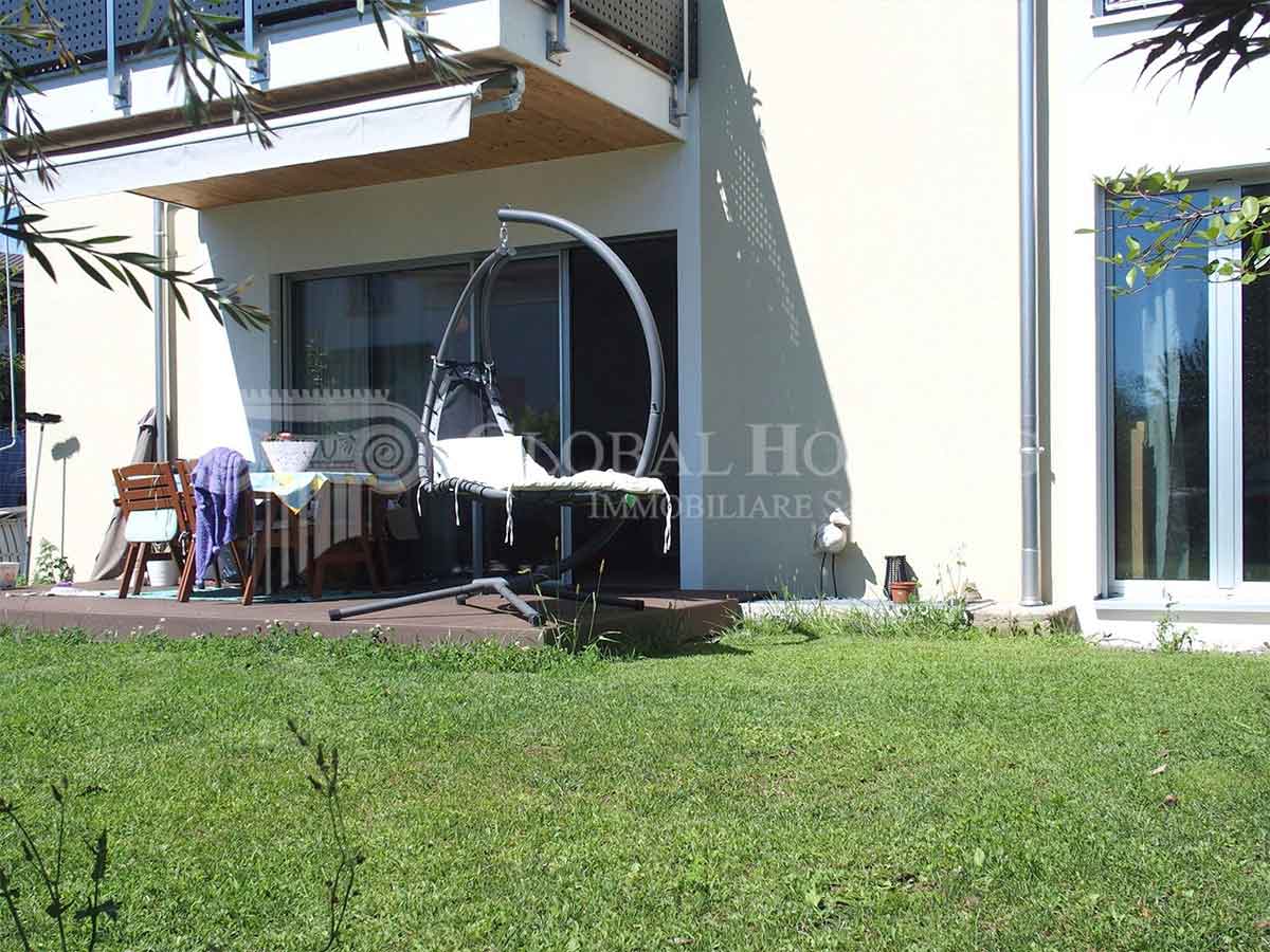 Außenansicht eines Hauses mit Garten