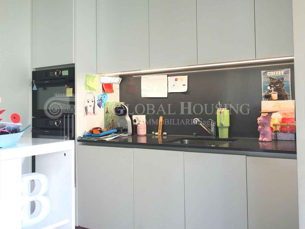 Moderne Küche mit dunkler Rückwand