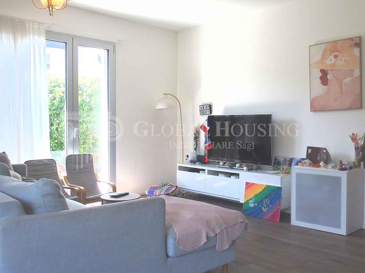 Helles Wohnzimmer mit Balkon-/Terrassentür