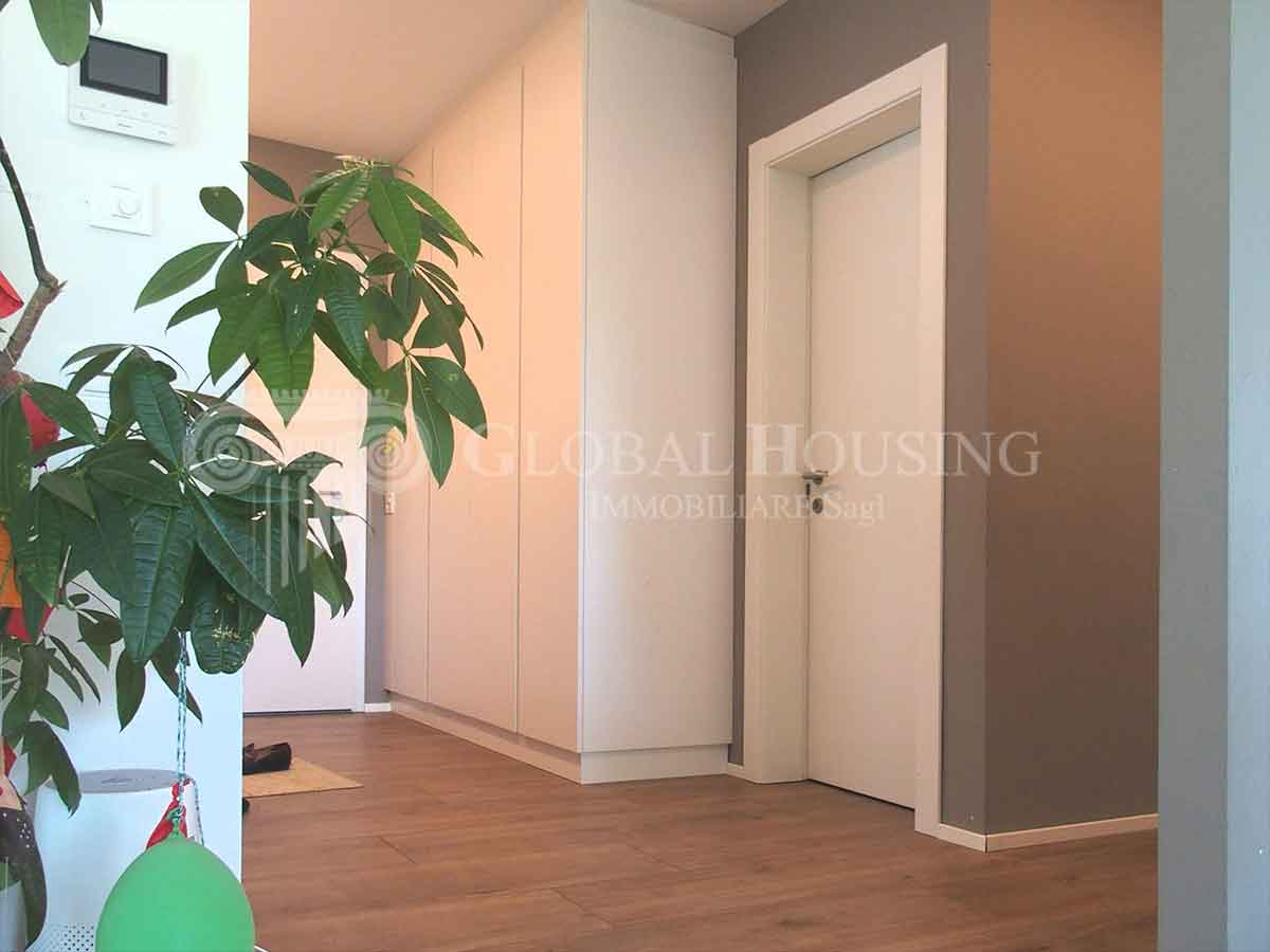 Flur mit Einbauschrank und Holzboden