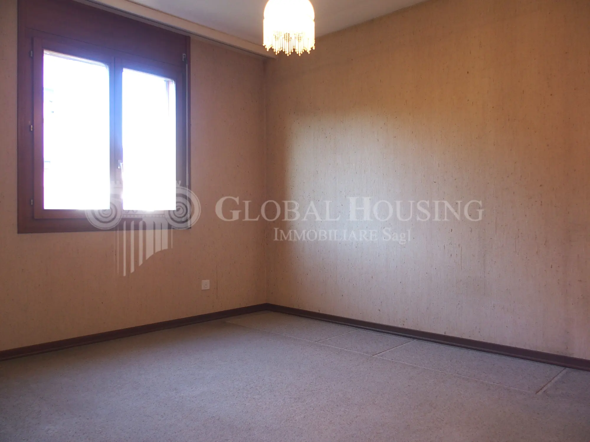 Leerer Wohnraum mit Fenster