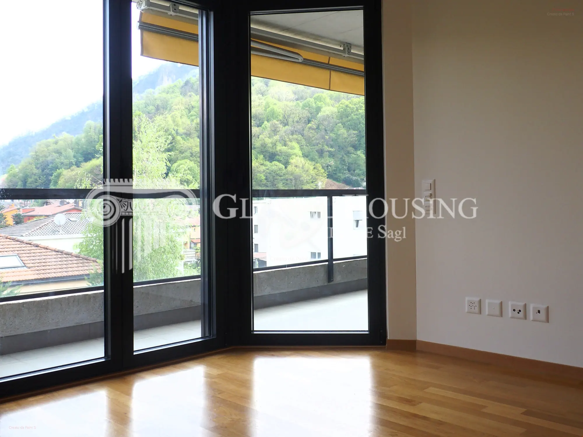 Helles Zimmer mit großer Fensterfront und Bergblick