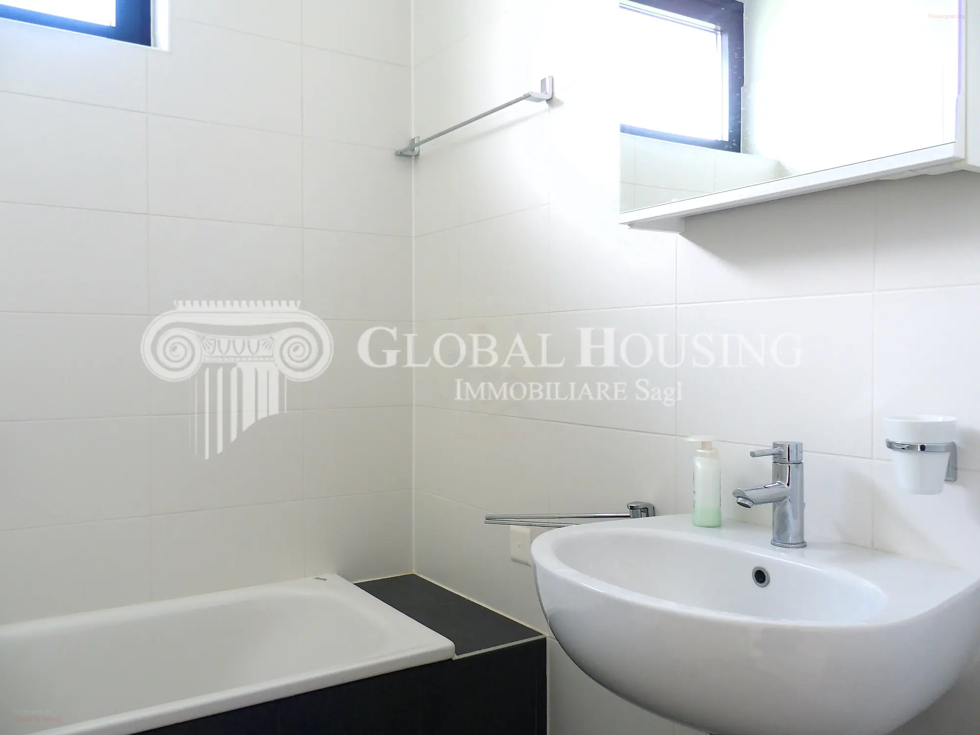 Helles Badezimmer mit Badewanne und Waschbecken