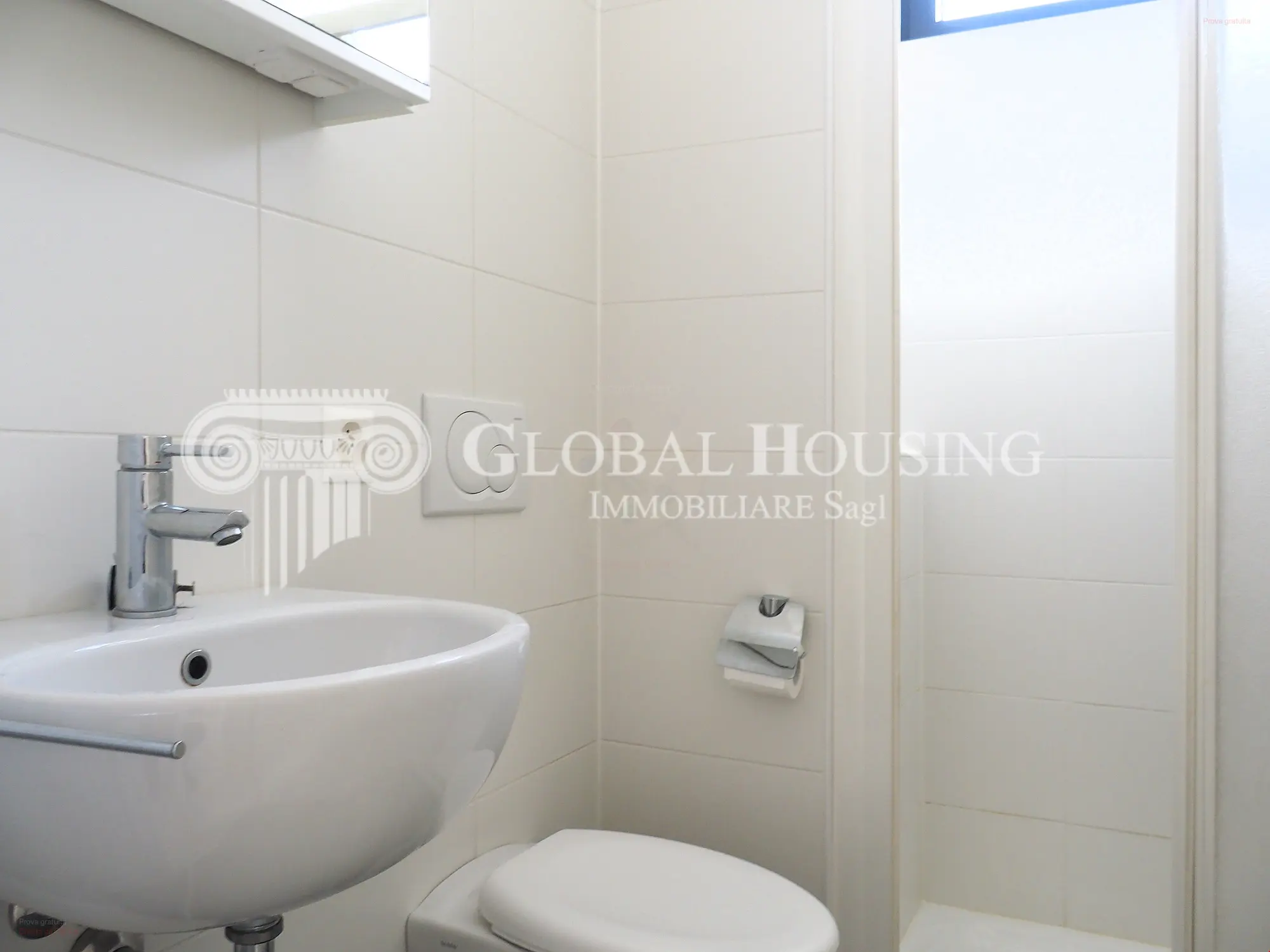 Kleines helles Badezimmer mit Wand-WC und Waschtisch