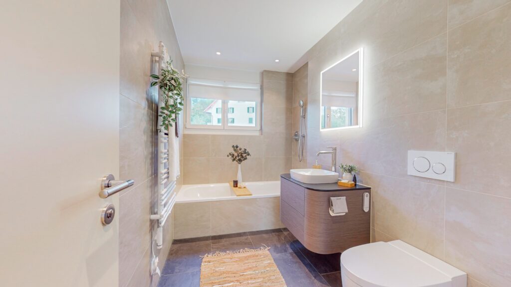 Modernes Badezimmer mit Badewanne und Waschtisch