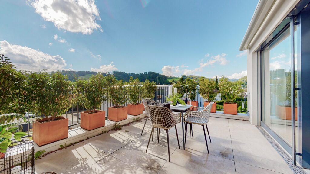 Dachterrasse mit Sitzgruppe und Blick ins Grüne