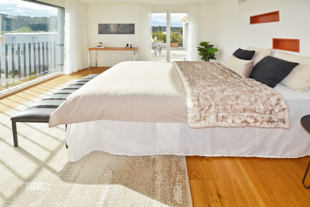 Helles Schlafzimmer mit Balkonzugang