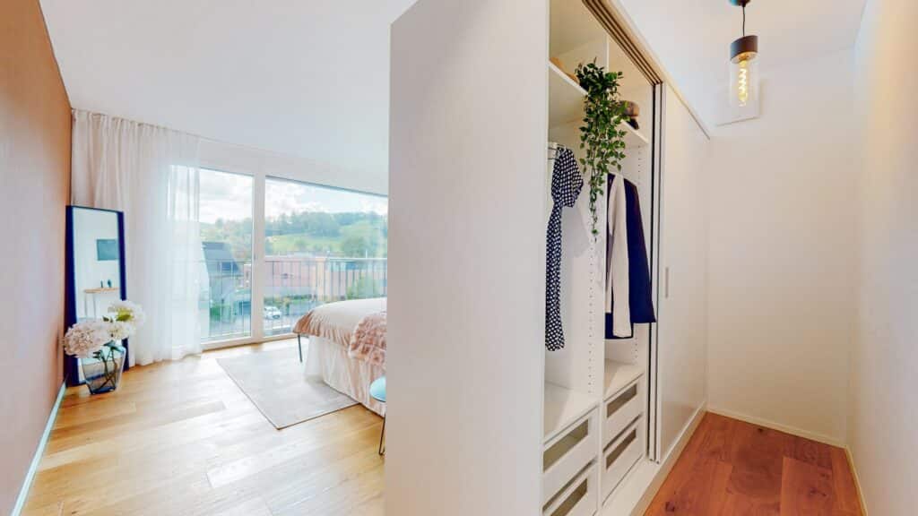 Helles Schlafzimmer mit begehbarem Kleiderschrank