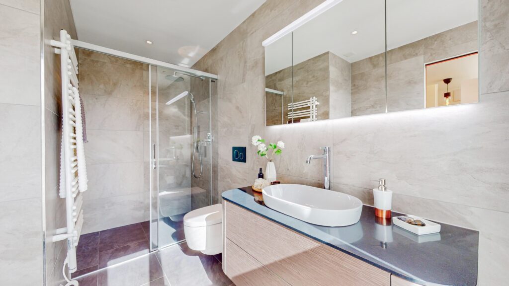Modernes Badezimmer mit bodengleicher Dusche und Doppelwaschtisch