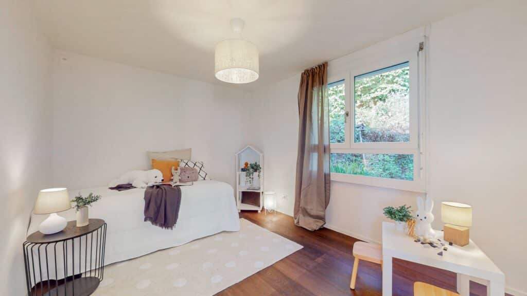 Helles Schlafzimmer mit Gartenblick