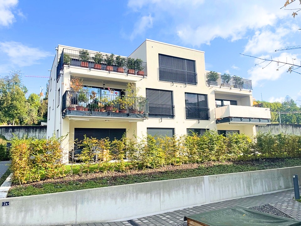 Modernes Mehrfamilienhaus mit Balkonen