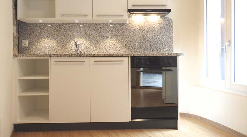 Moderne Einbauküche mit Granitoptik