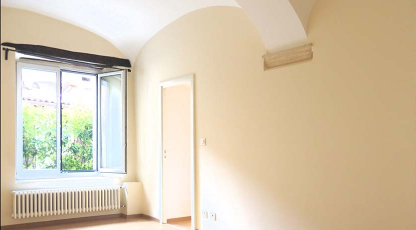 Heller leerer Raum mit Gewölbedecke