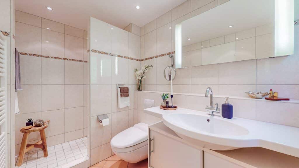 Helles modernes Badezimmer