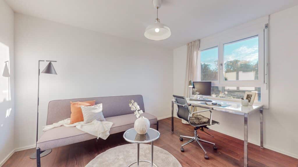 Helles Arbeitszimmer mit Tageslicht