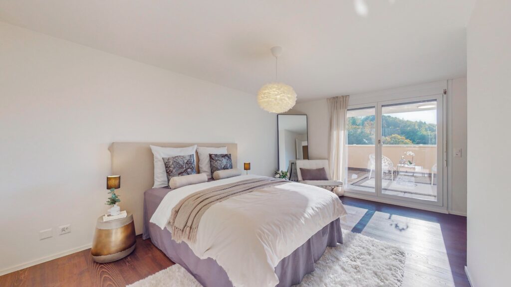 Helles Schlafzimmer mit Balkonzugang