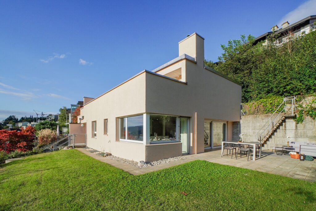Moderne Außenansicht eines Einfamilienhauses mit Garten