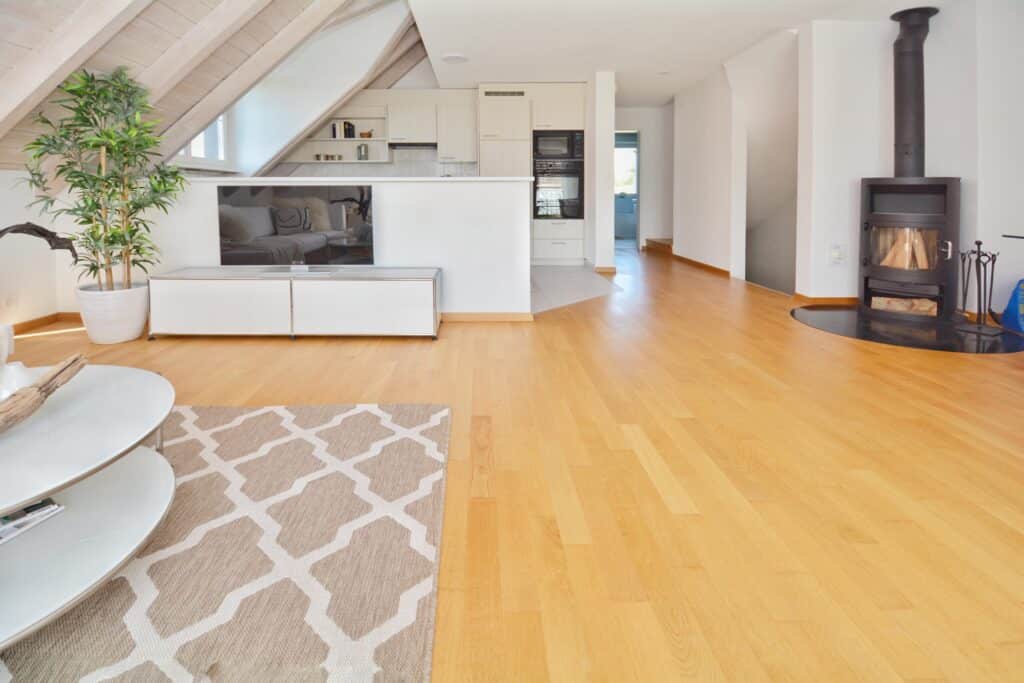 Offener Dachgeschoss-Wohnbereich mit Kamin