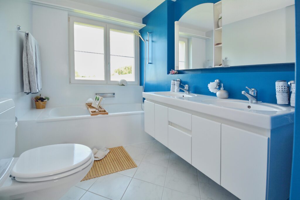 Helles modernes Badezimmer mit Badewanne und Doppelwaschtisch