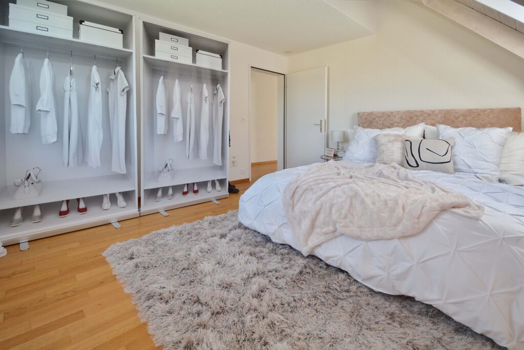 Begehbares Schlafzimmer mit Ankleide