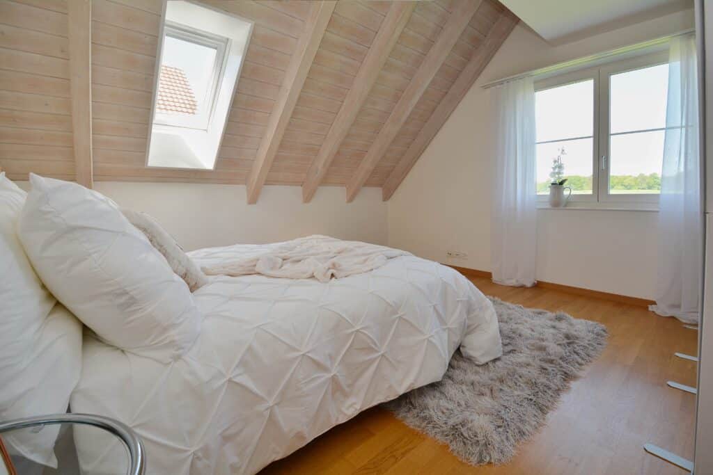 Helles Dachgeschoss-Schlafzimmer