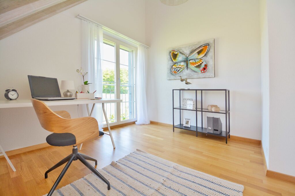 Helles Arbeitszimmer mit Balkonzugang