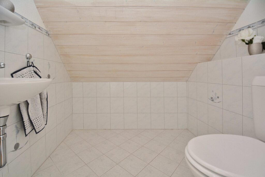 Kleines Badezimmer mit Dachschräge
