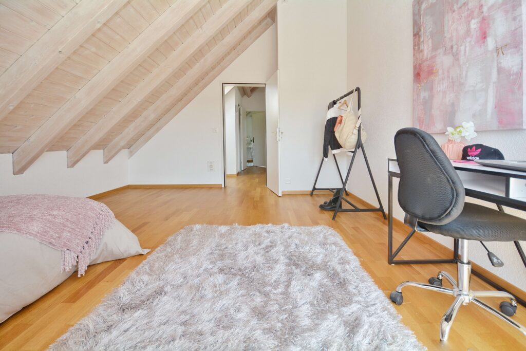 Dachzimmer als Schlafzimmer/Homeoffice